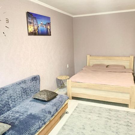 Апартаменты В Центре По Проспекту Победы Парковка Рядом Chernihiv Bagian luar foto