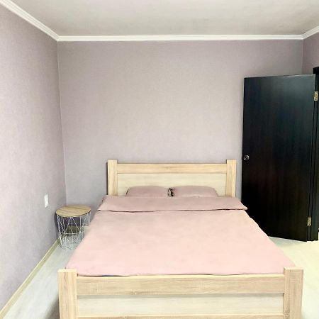 Апартаменты В Центре По Проспекту Победы Парковка Рядом Chernihiv Bagian luar foto