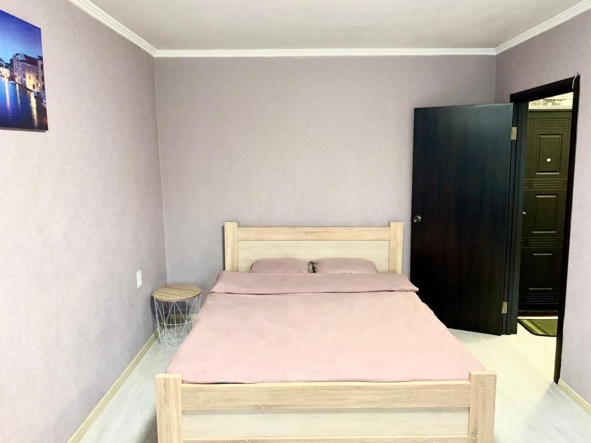 Апартаменты В Центре По Проспекту Победы Парковка Рядом Chernihiv Bagian luar foto
